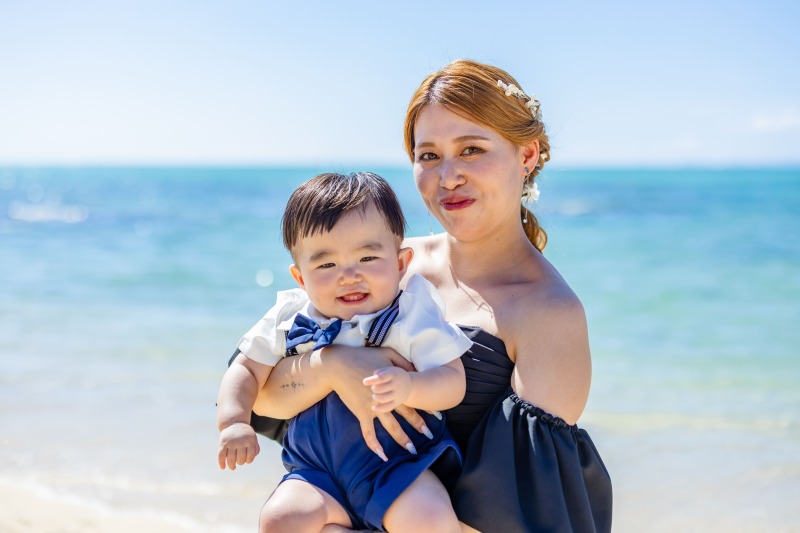 まずはママとの2ショット。美しい海を背景に一枚!