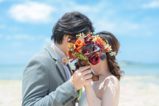 【ビーチ撮影100カットプラン】自分たちらしいアイテムを使ってフォトウエディング