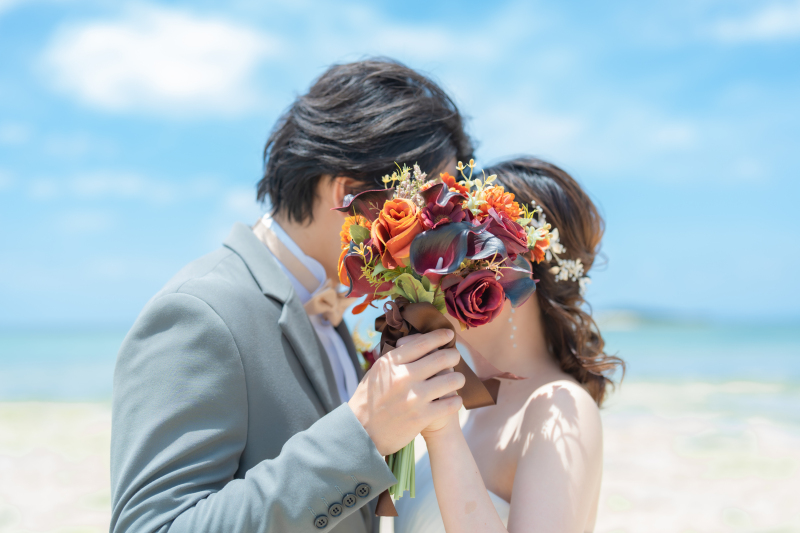 【ビーチ撮影100カットプラン】自分たちらしいアイテムを使ってフォトウエディング