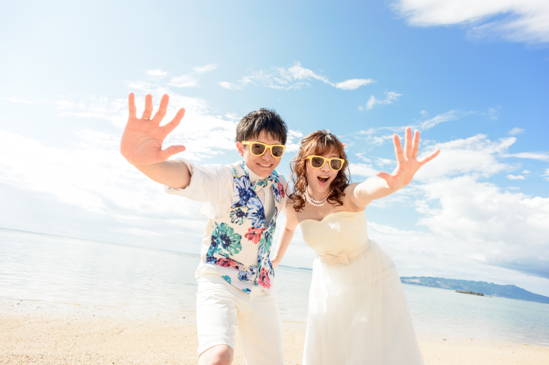 青空に映える花柄ベスト