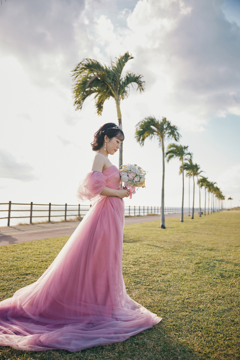 ピンクのドレスを着こなすご新婦様のソロショット