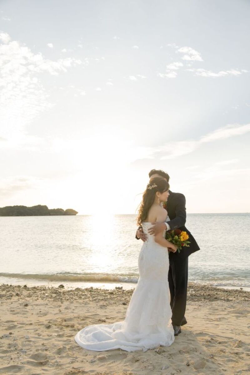 花嫁を抱き寄せる