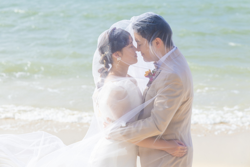 ベールを使ったショットでロマンチックな雰囲気に。