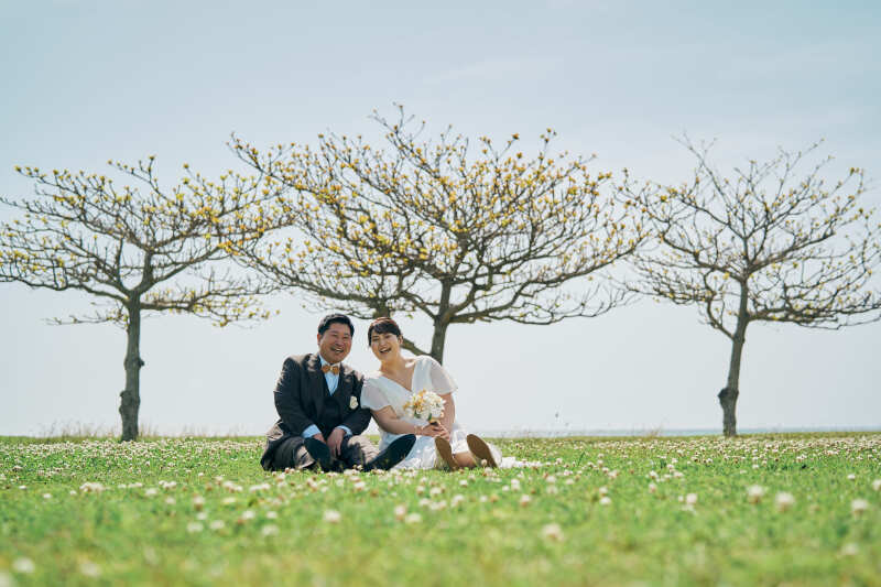 芝生の上に座りながら♪