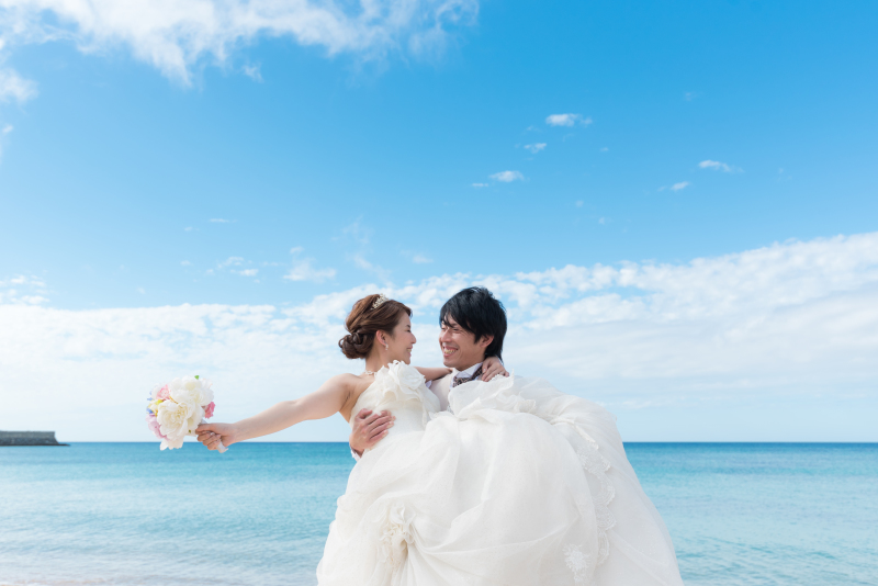 澄んだ海をバックに