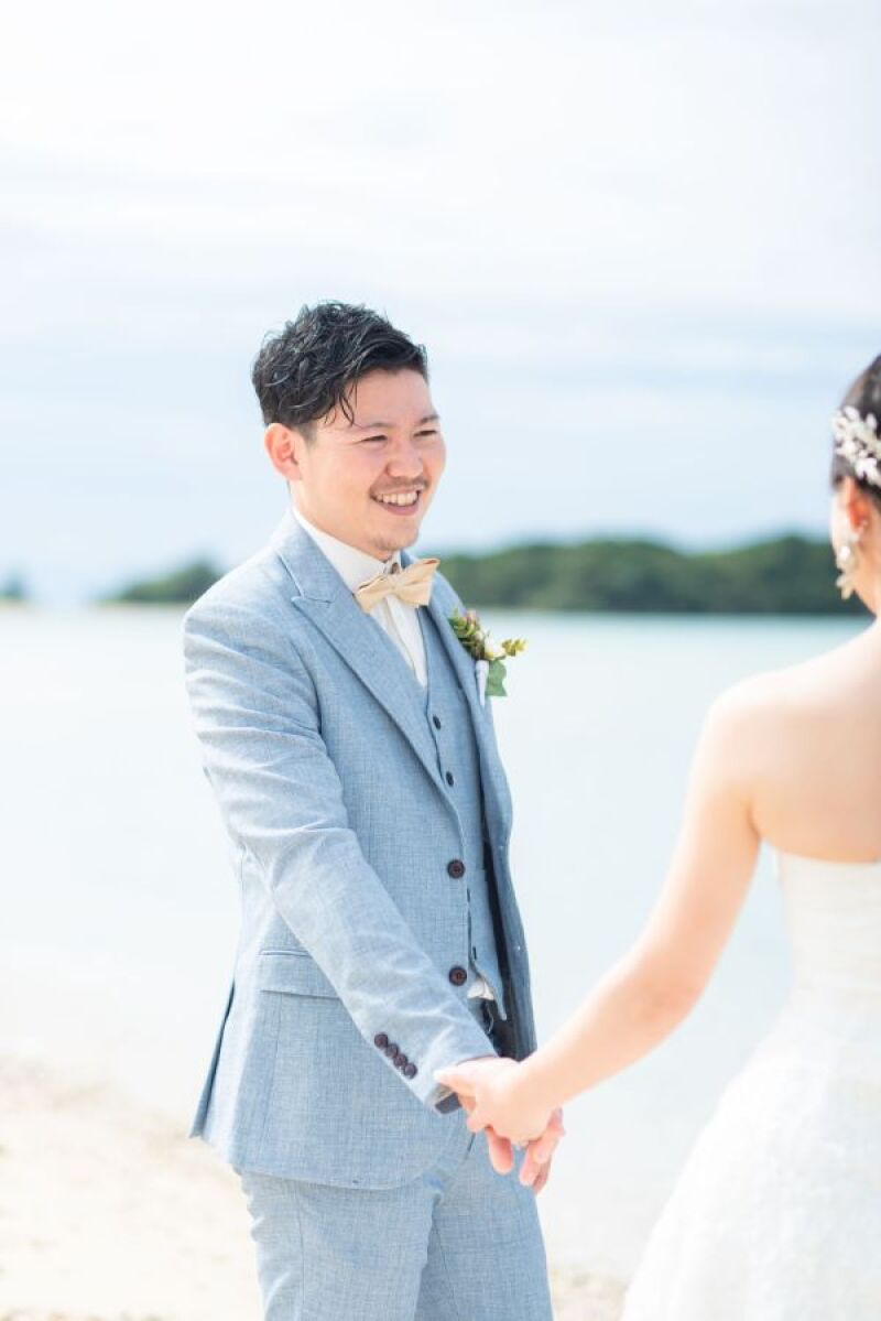 海に映えるライトグレー