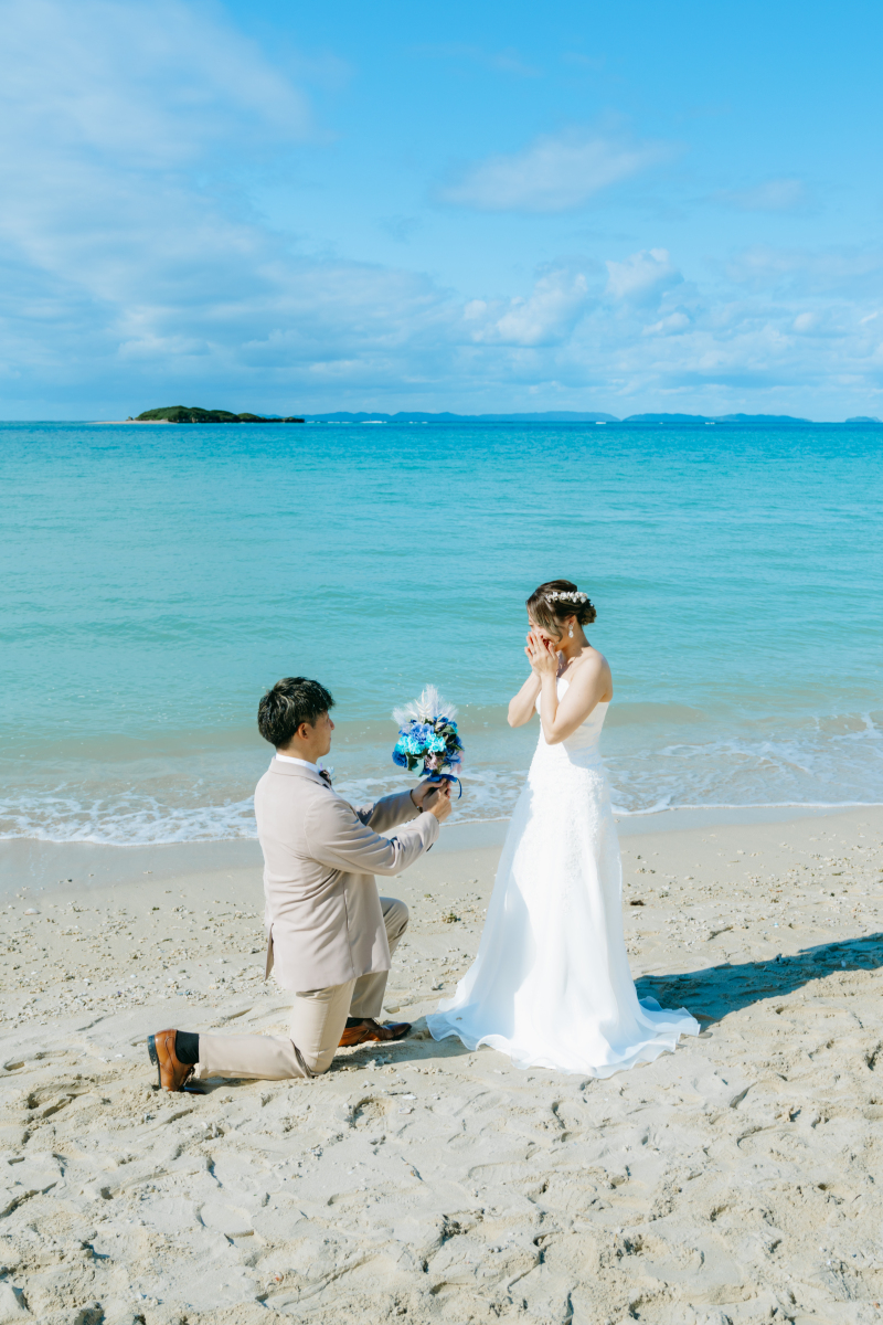 ブーケを差し出す温かなふたりのひととき