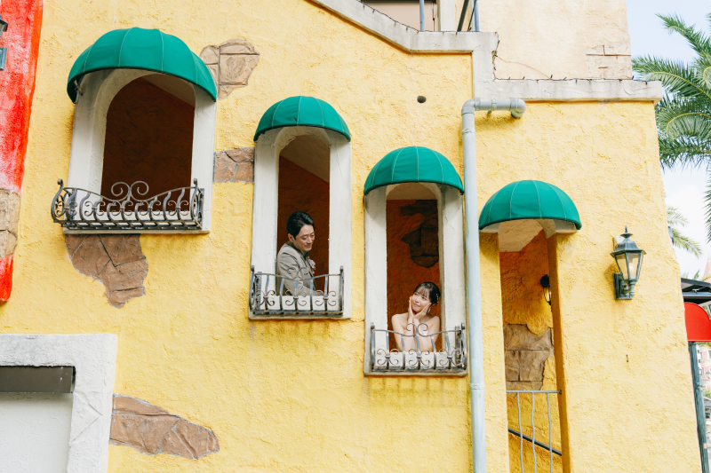 小窓から顔を出して物語の主人公のような写真も◎