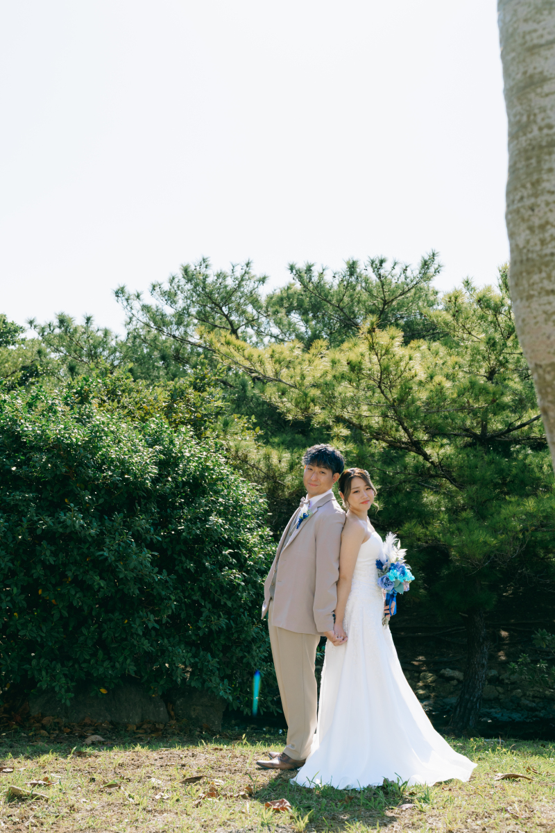 木漏れ日に揺れる風に包まれるふたり