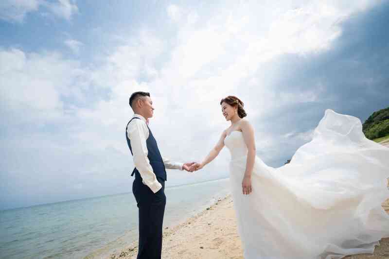 沖縄の海をバックに