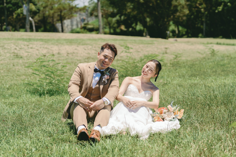 芝生に座って仲良く♪