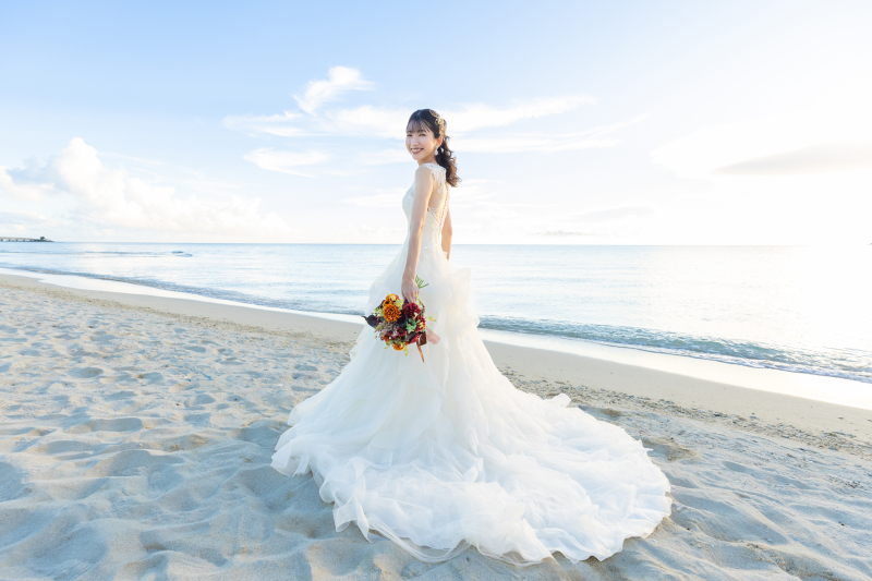 ドレスのトレーンを伸ばして振り向きポーズも◎