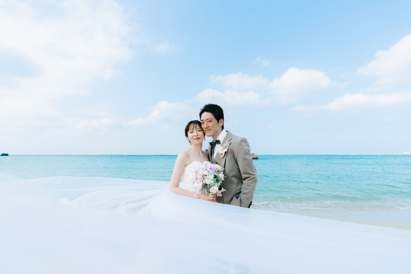 風になびくベールでロマンチックな雰囲気に。