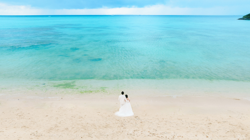 青いビーチを広めに