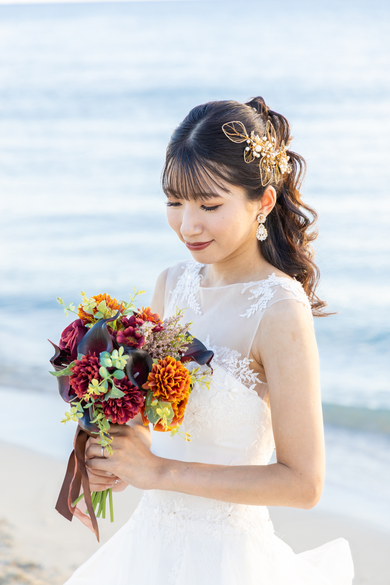穏やかな海が見守るかのような新婦様ソロショット♬
