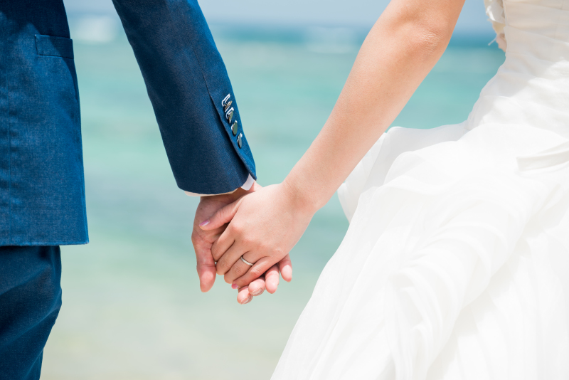 手を取り合って