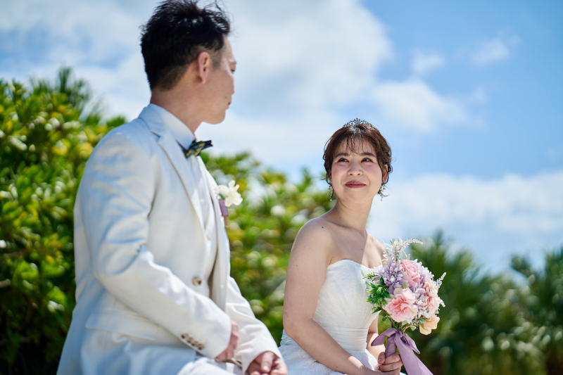 ビーチの壁に座って