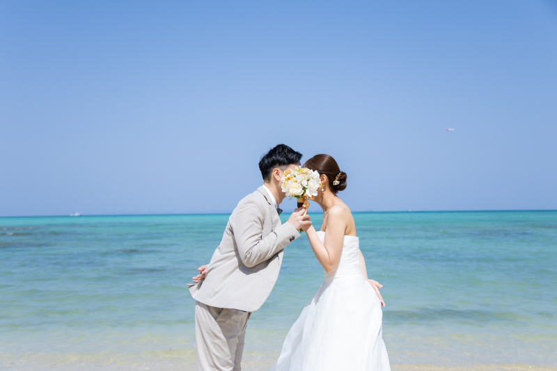 ブーケの裏ではお二人の世界♡