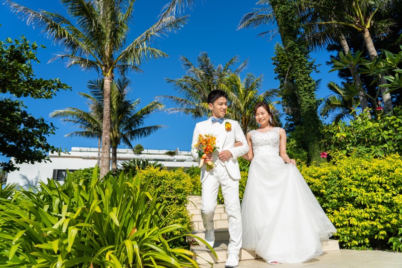 真っ青な空の下で