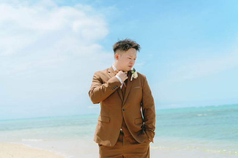 新郎様は海をバックに