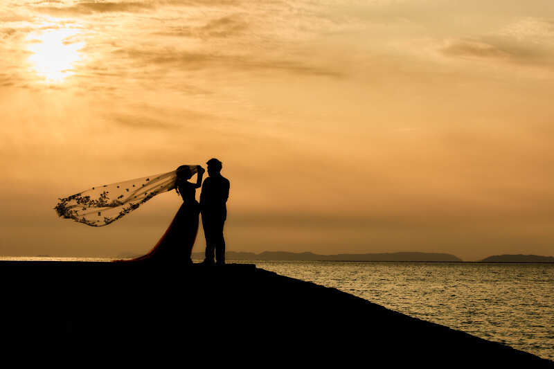 夕日の下でベールをなびかせて