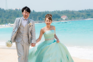 エメラルドグリーンが海に映えます！