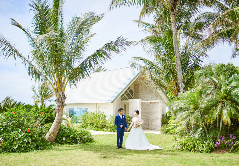 チャペルをバックに