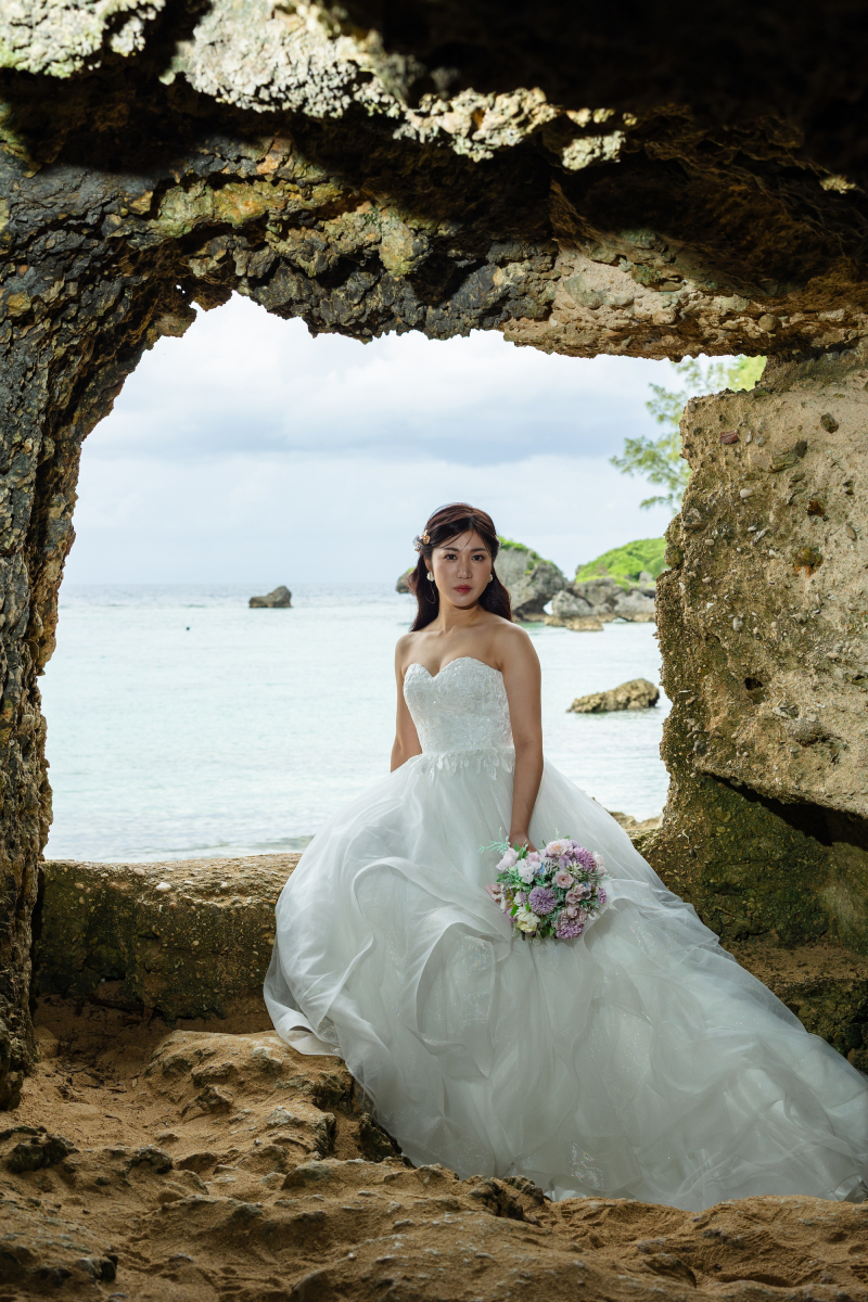 自然が長い年月をかけて作り出した岩窓のような場所