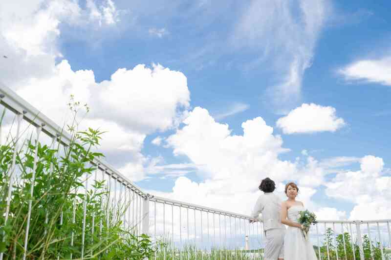 空を見上げながら