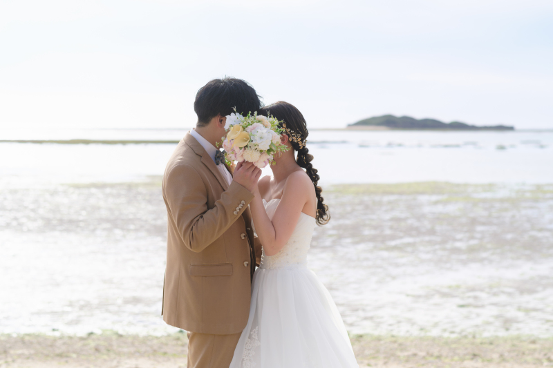 ブーケでの顔隠しショット!