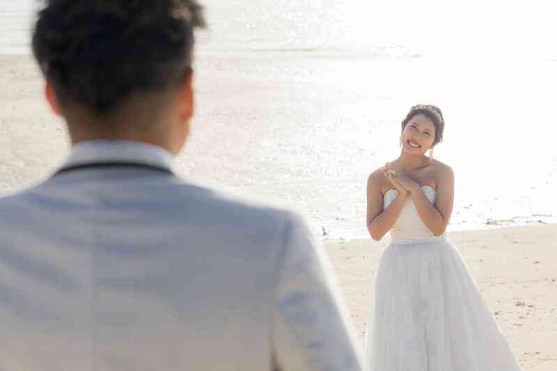 ビーチをバックに