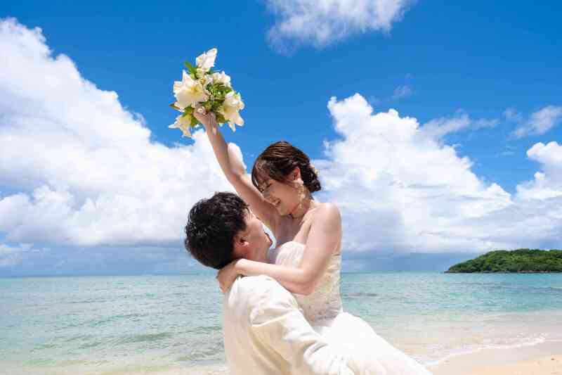 ブーケを掲げて