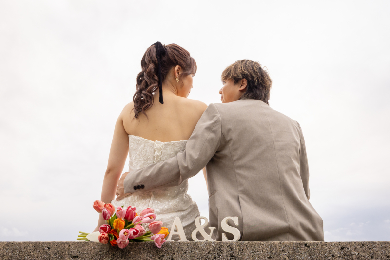 ラストカットは景色を楽しむおふたりの後ろ姿を。