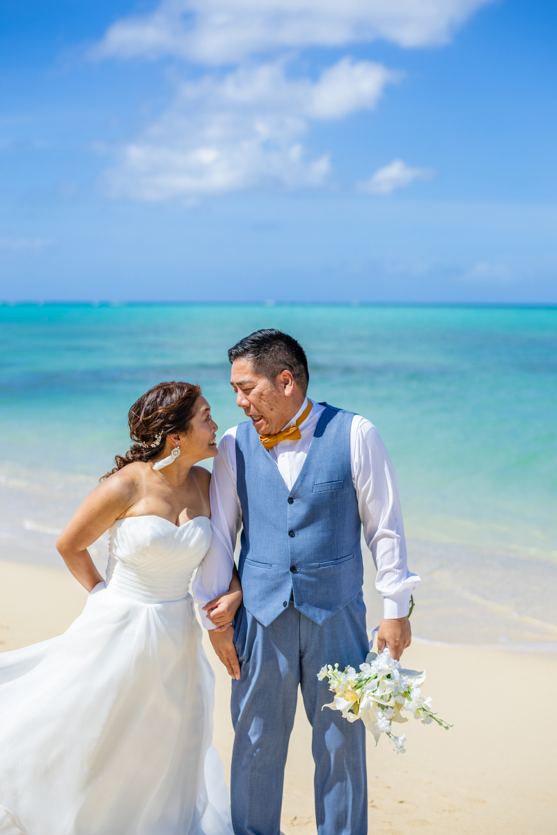 距離が近づくポーズでは少し照れているご新郎様◎