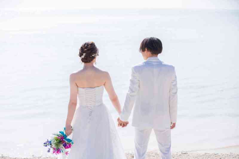 手を繋ぎながら