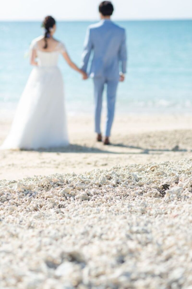 真っ青なビーチに向かって