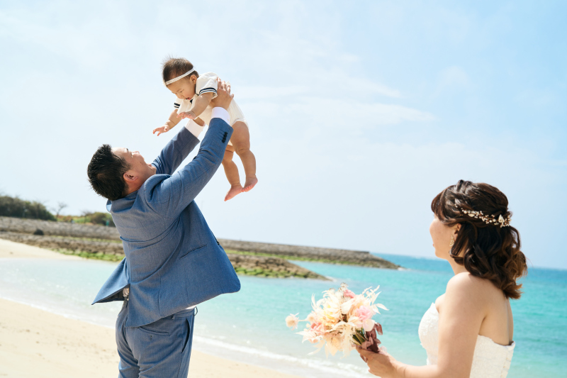 沖縄の青い海青い空と一緒に