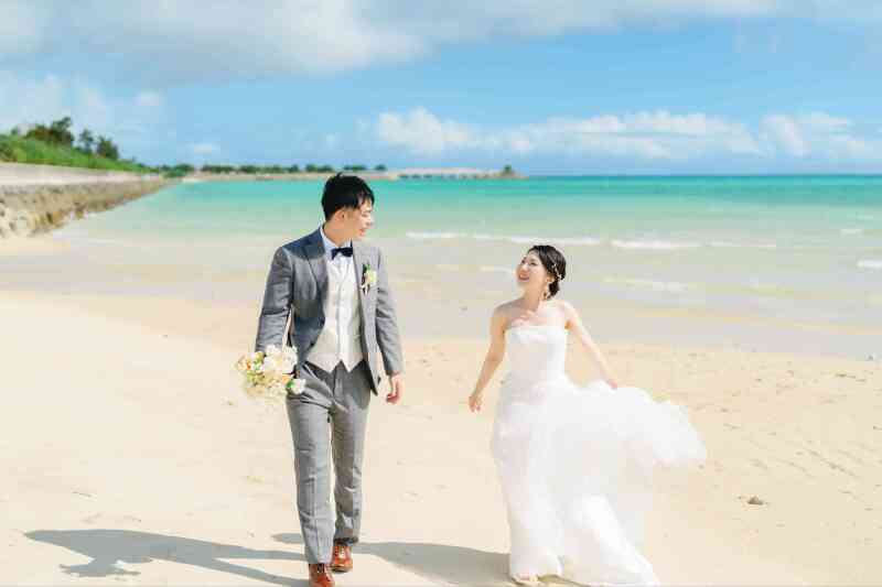 エメラルドグリーン