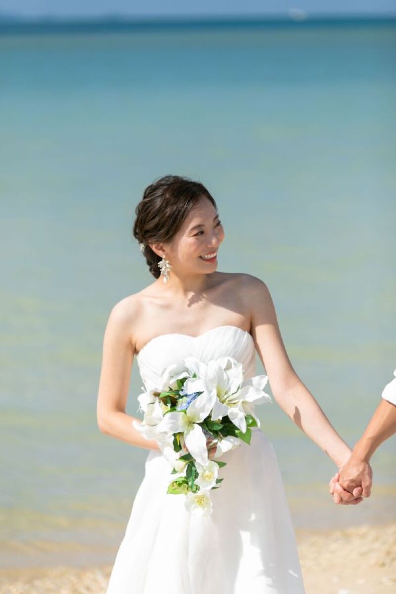 ビーチで歩きながら