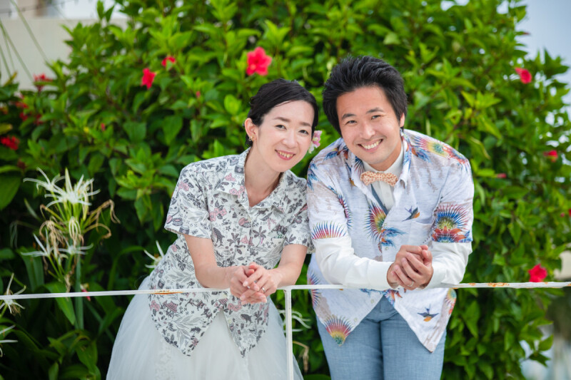 シャツを羽織って