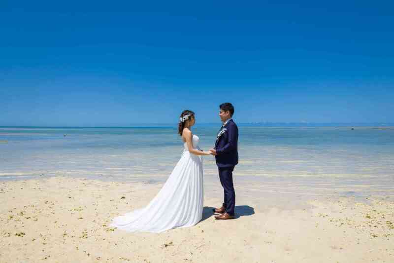 手を取り合って