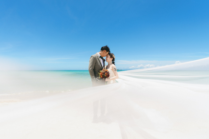 風になびいたベールで