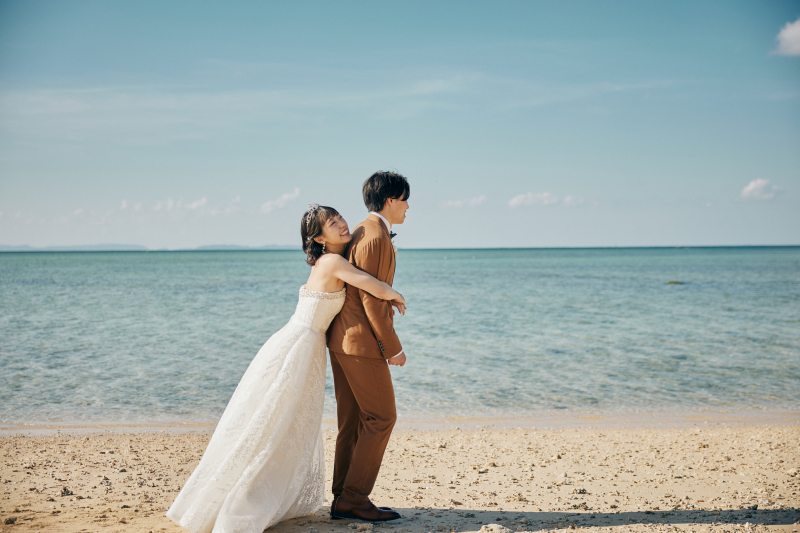 ご新婦様からの強めのハグ！愛が伝わってくる一枚！