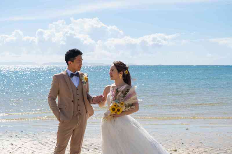 キラキラ輝くビーチをバックに