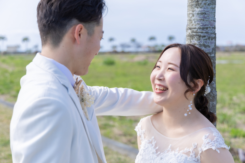 壁ドンならぬヤシの木ドンッ♡