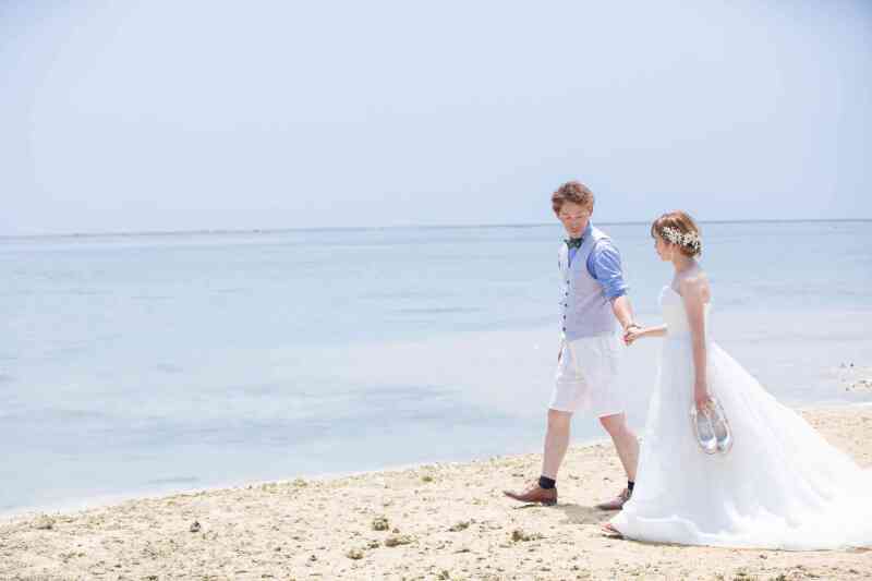 手を取り合って