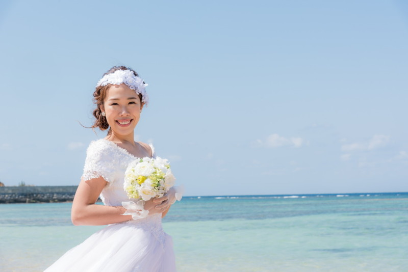クラシカルなレースのヘアバンドをあわせて...