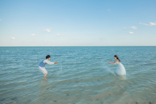 海に入って楽しくフォトウェディング