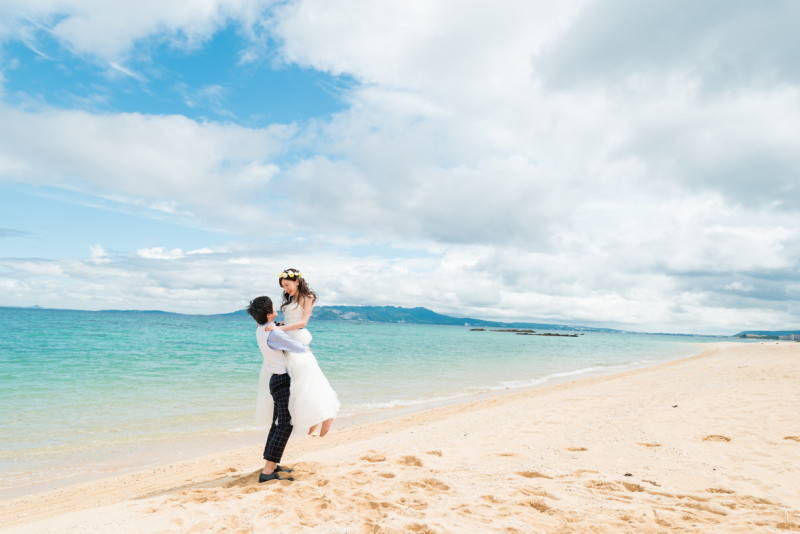 エメラルドグリーンの海をバックに