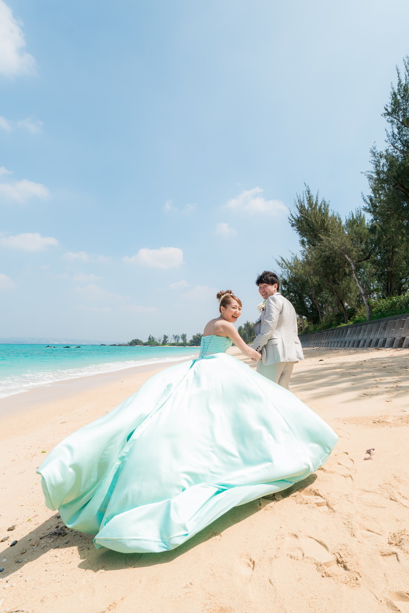 真っ白な砂浜にグリーンの色が鮮やかで素敵です！！